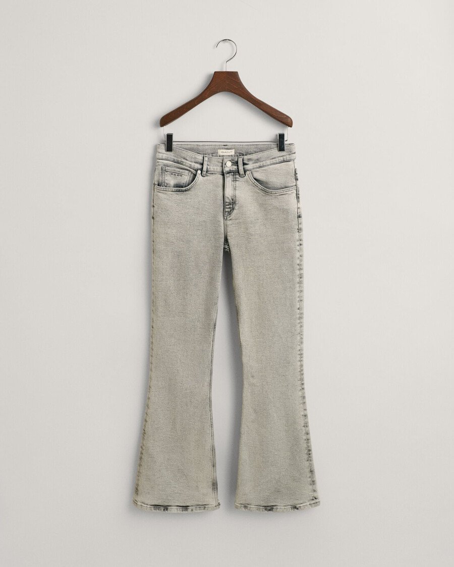 bootcut jeans voor tienermeisjes - grijs gedragen