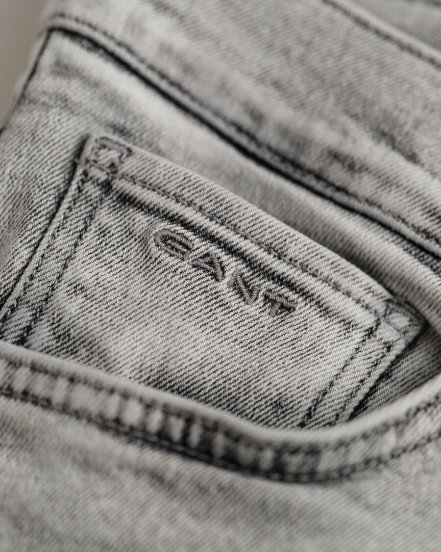 bootcut jeans voor tienermeisjes - grijs gedragen