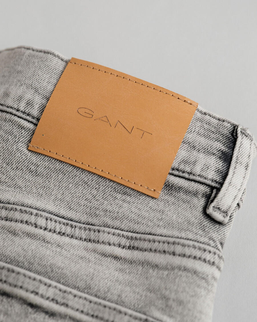 bootcut jeans voor tienermeisjes - grijs gedragen