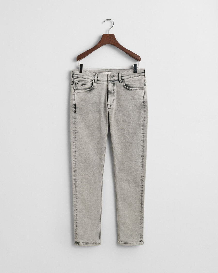slim fit jeans voor tienerjongens - grijs gedragen