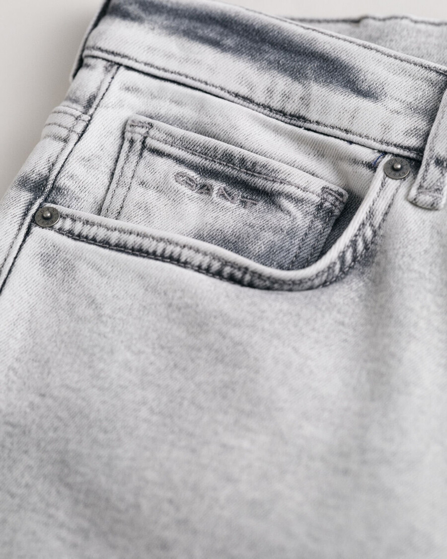 slim fit jeans voor tienerjongens - grijs gedragen