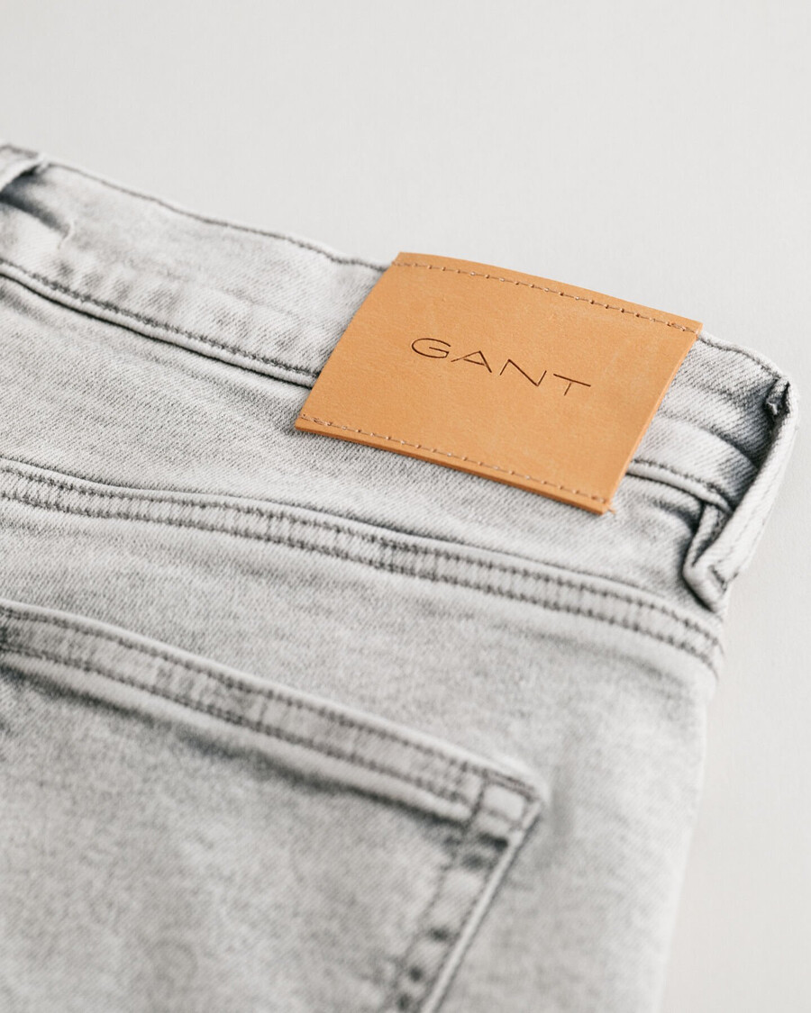 slim fit jeans voor tienerjongens - grijs gedragen
