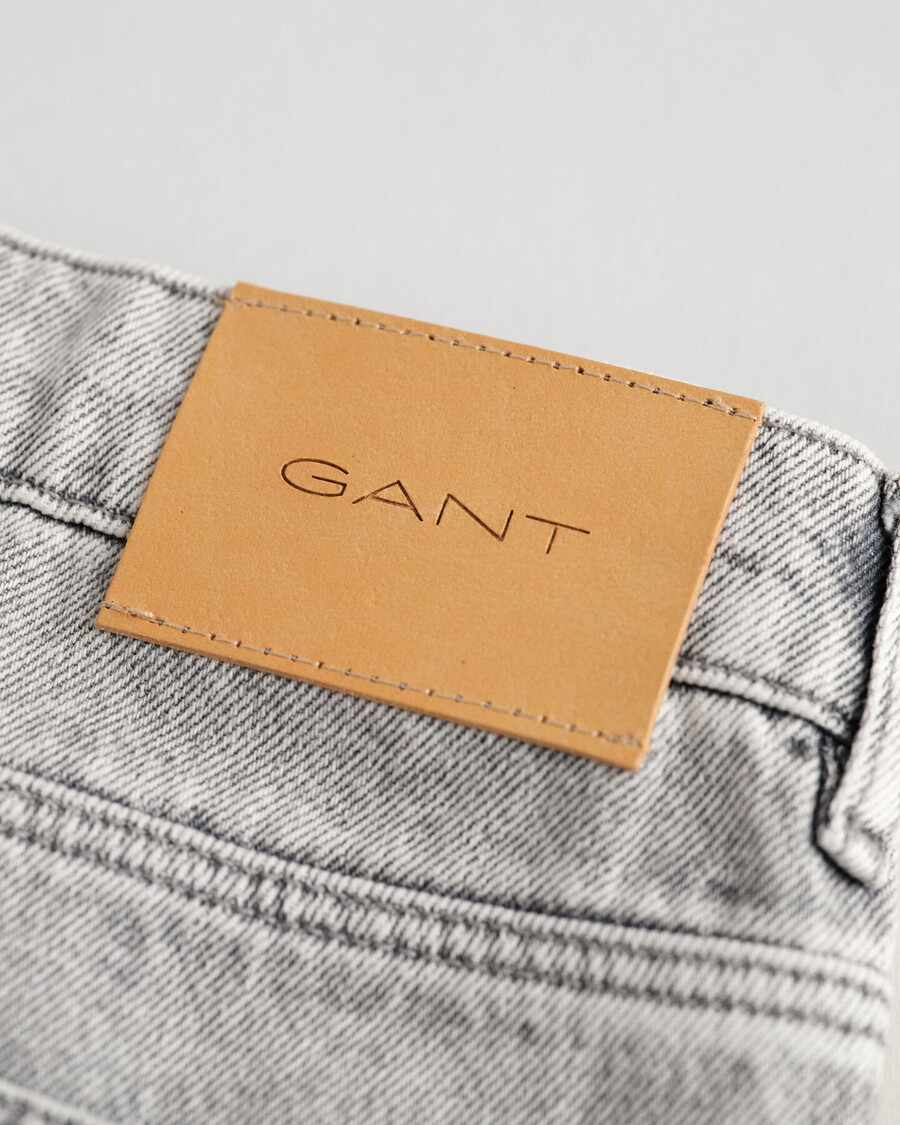 relaxte jeans voor tienerjongens - grijs gedragen