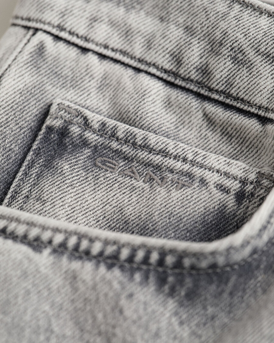 relaxte jeans voor tienerjongens - grijs gedragen
