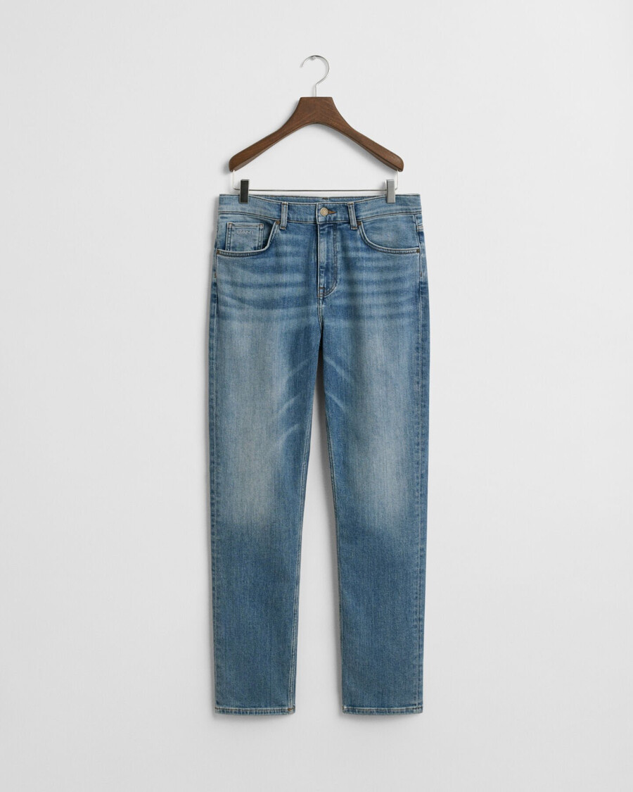 rechte jeans voor tienerjongens - middelblauw gedragen