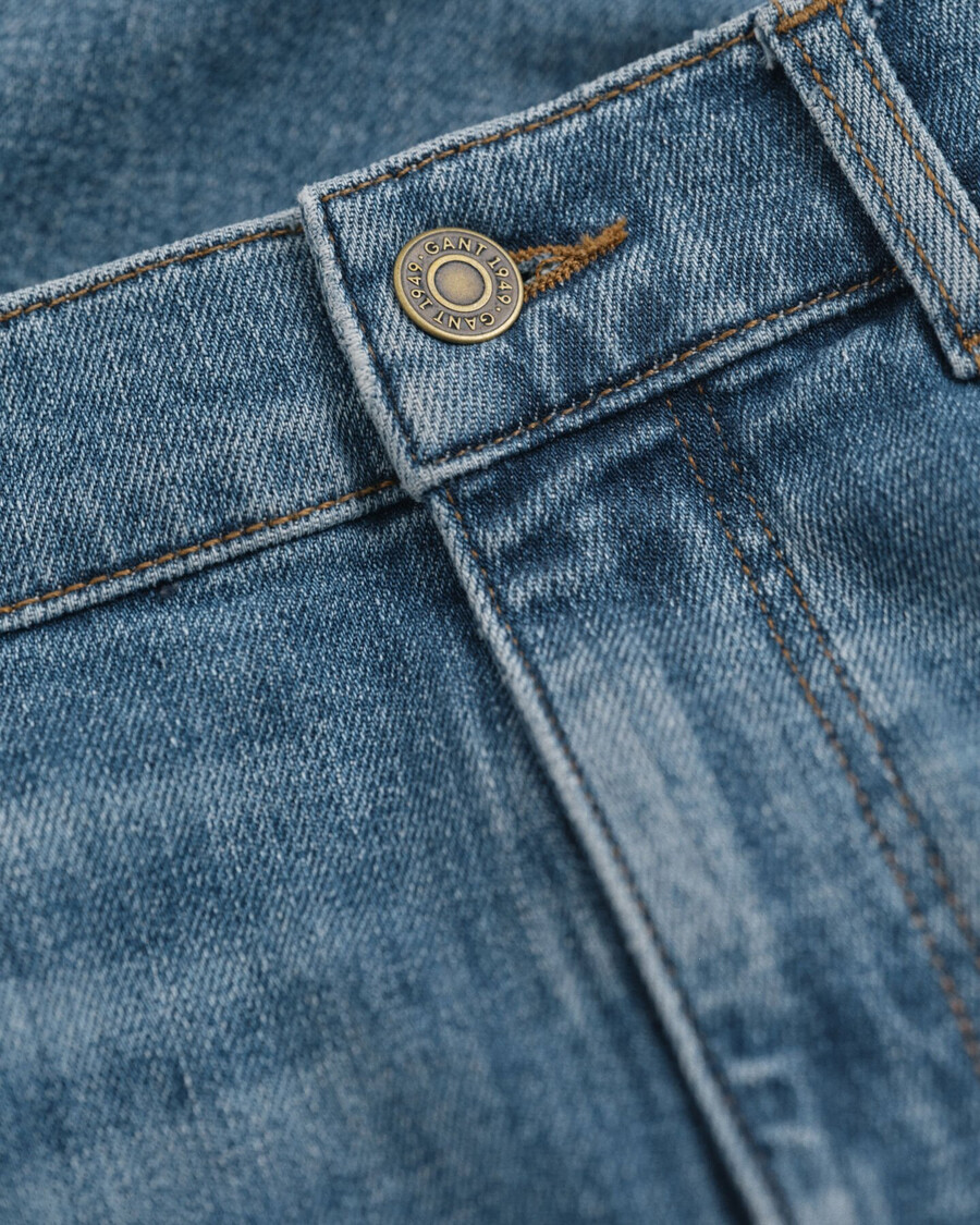 rechte jeans voor tienerjongens - middelblauw gedragen