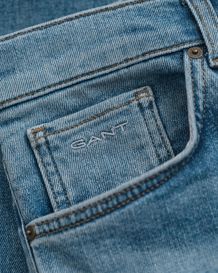 rechte jeans voor tienerjongens - middelblauw gedragen