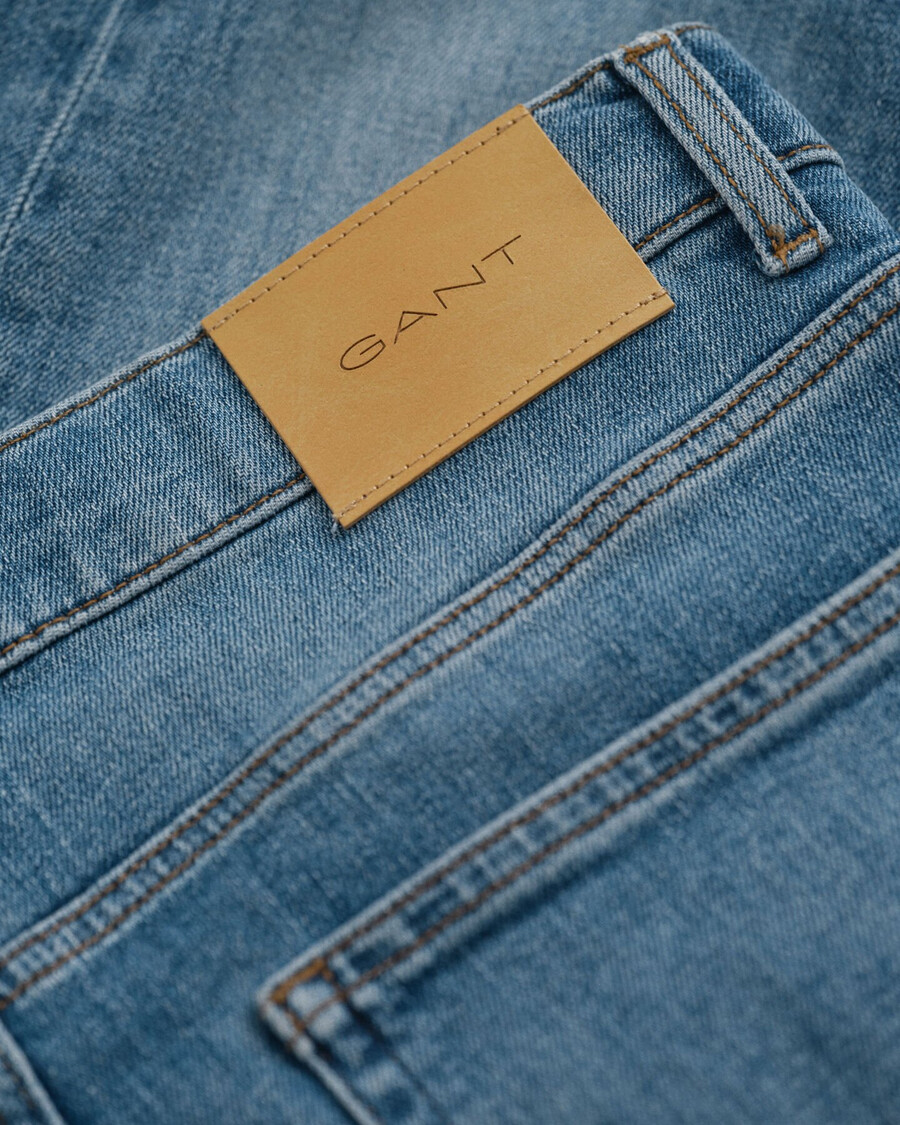 rechte jeans voor tienerjongens - middelblauw gedragen