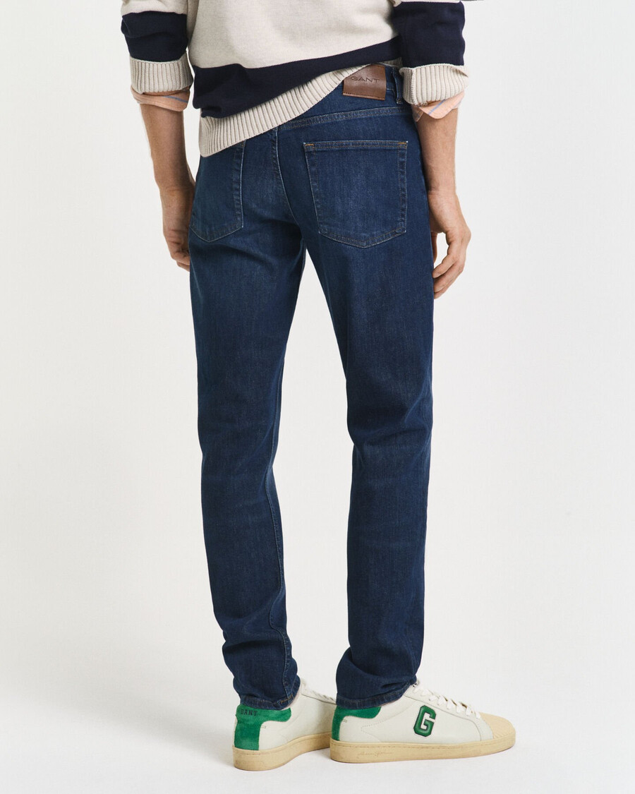 slim fit jeans - donkerblauw gedragen