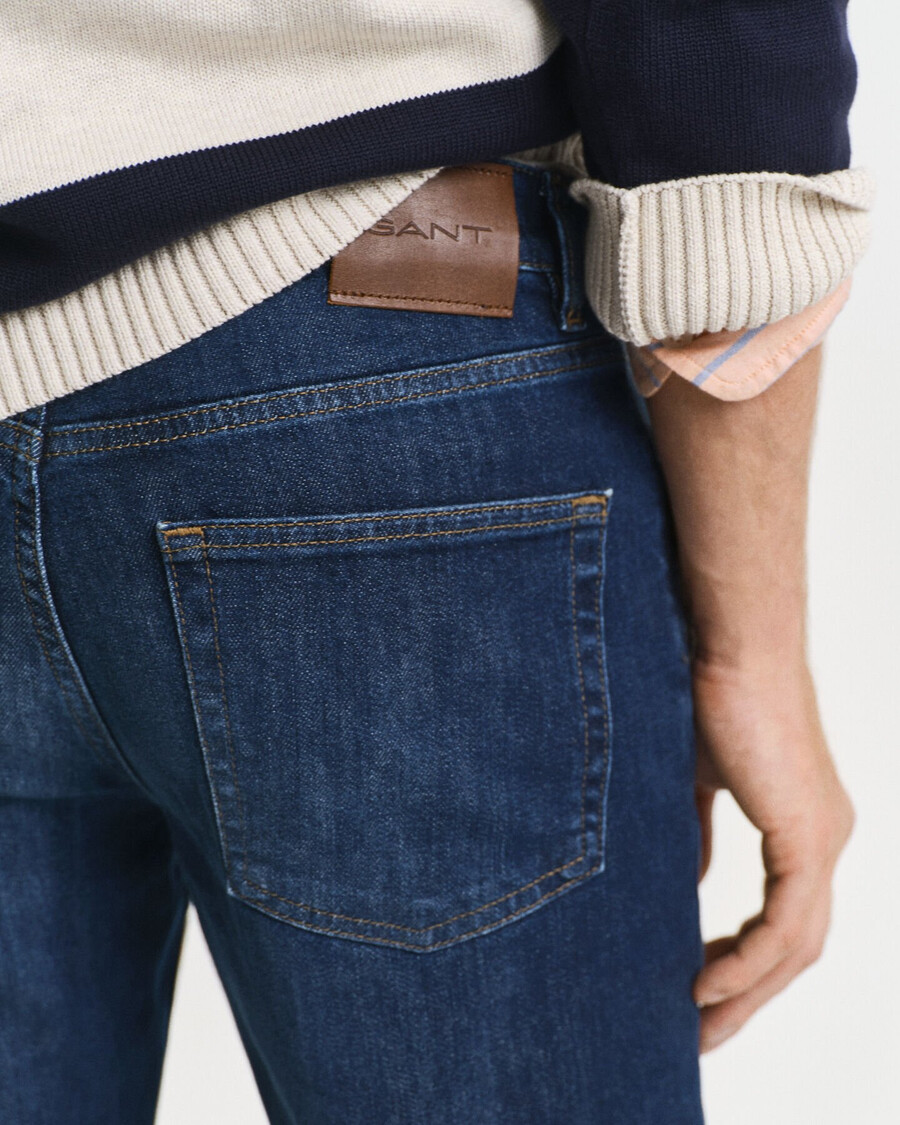 slim fit jeans - donkerblauw gedragen