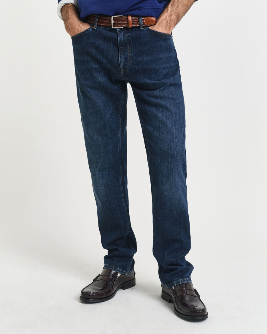 normale pasvorm jeans - donkerblauw gedragen