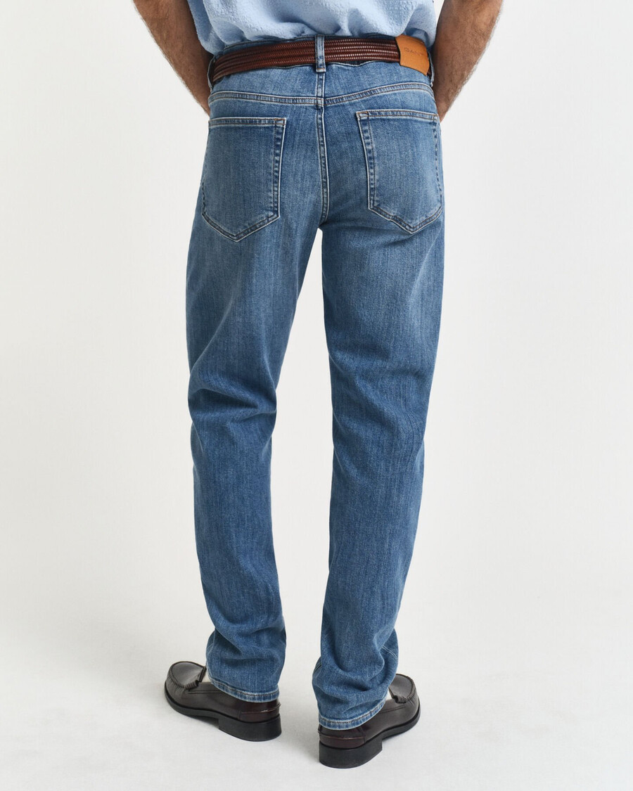 normale pasvorm jeans - middelblauw gedragen