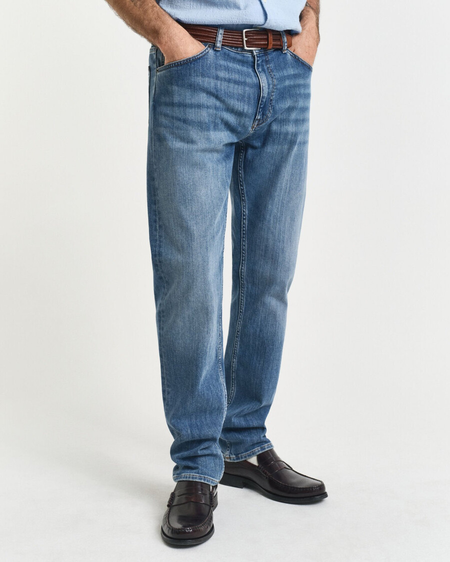 normale pasvorm jeans - middelblauw gedragen