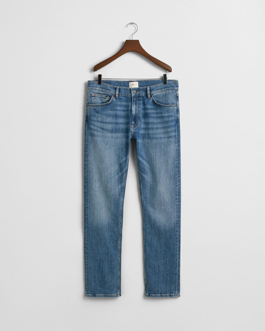 normale pasvorm jeans - middelblauw gedragen
