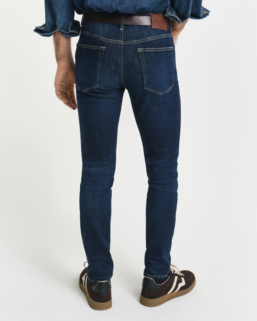 extra slim fit active recover jeans - donkerblauw gedragen