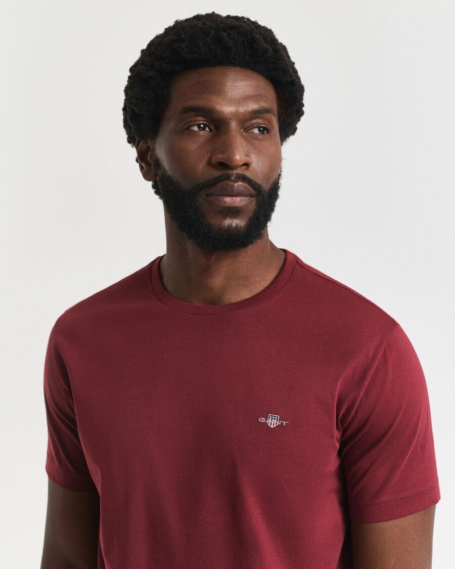 regular fit shield t-shirt - plumped red