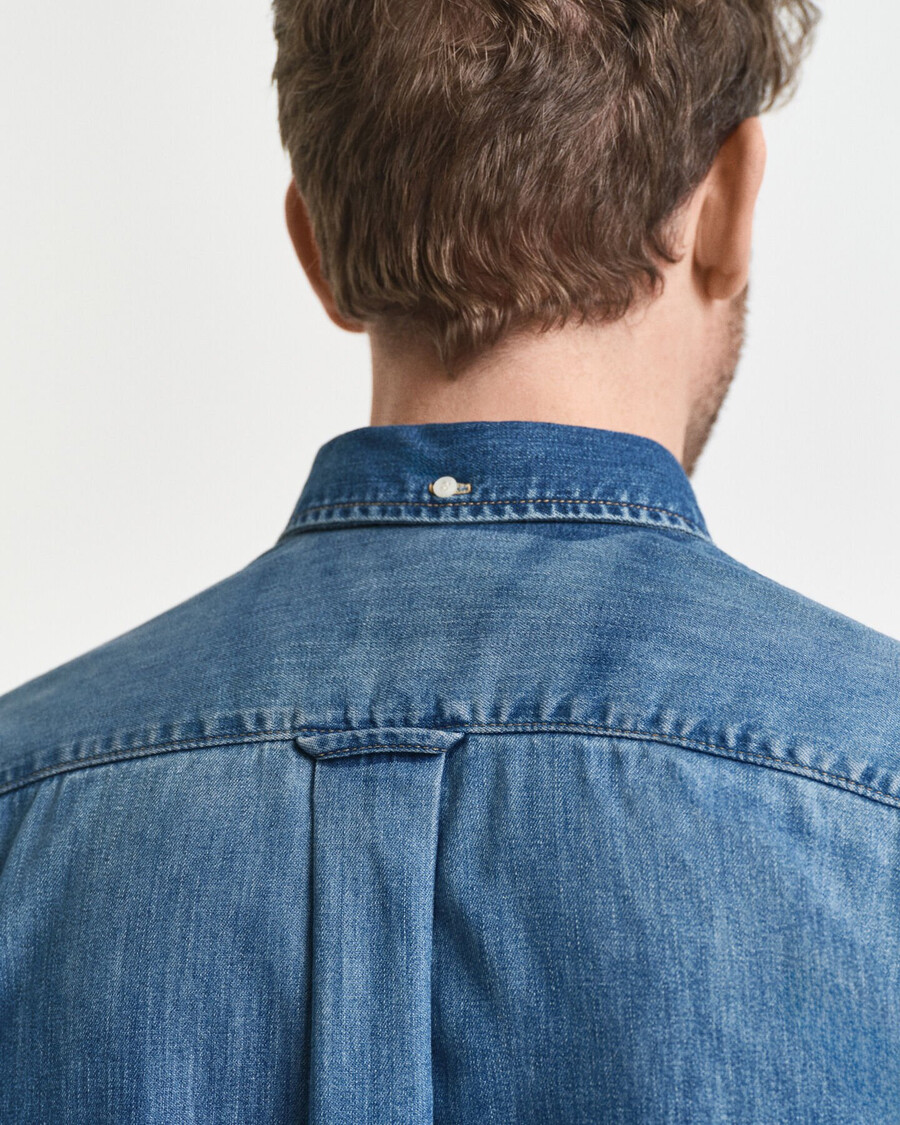normale pasvorm denim overhemd - middenblauw gedragen