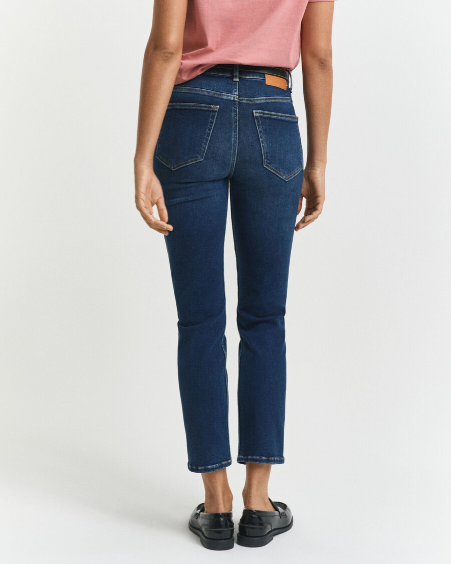slim fit cropped jeans - donkerblauw ingedragen