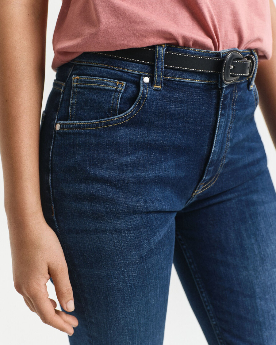 slim fit cropped jeans - donkerblauw ingedragen