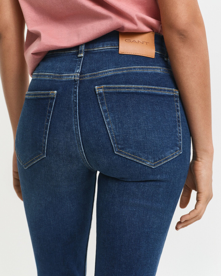 slim fit cropped jeans - donkerblauw ingedragen
