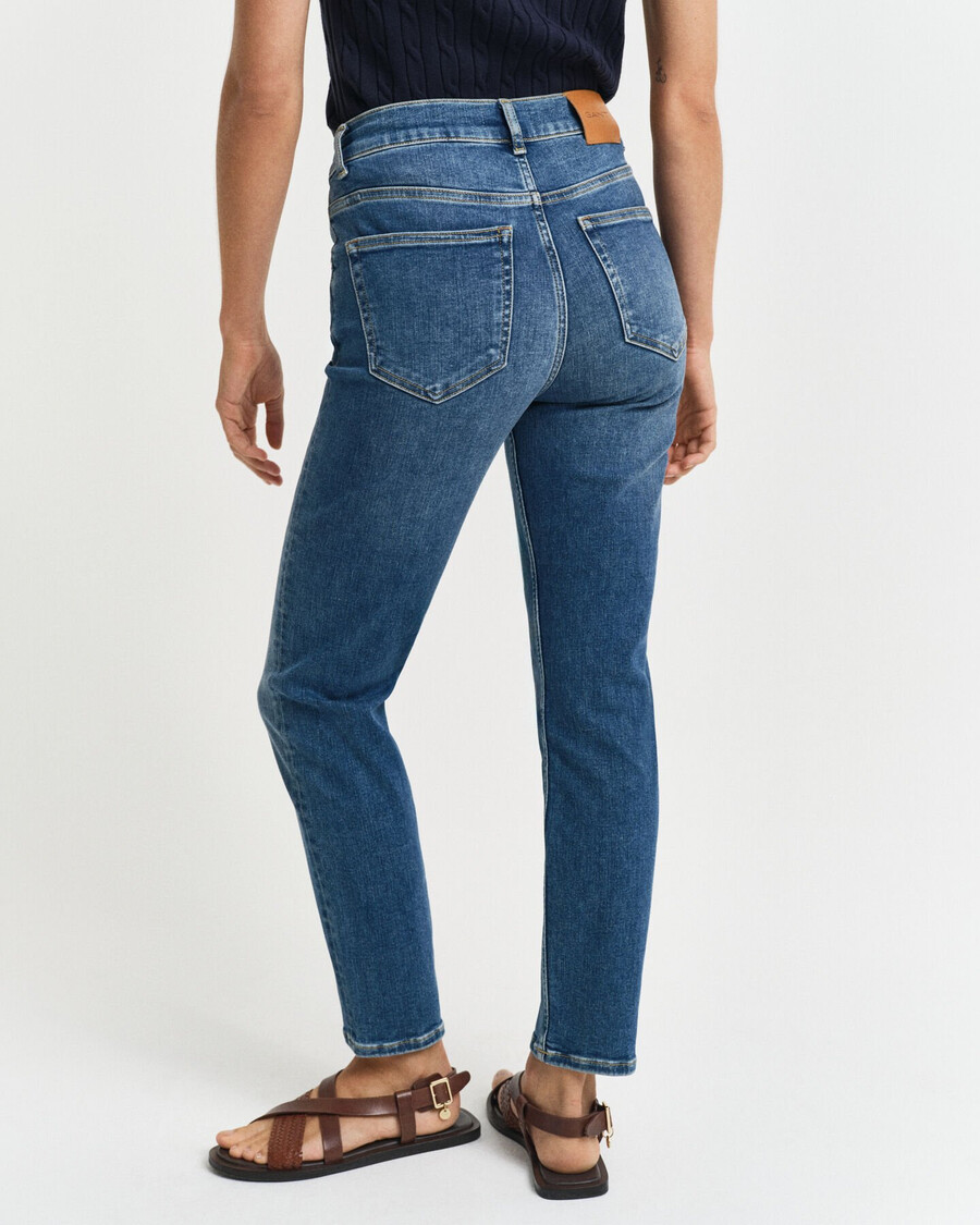 slim fit cropped jeans - middenblauw met een gedragen look.