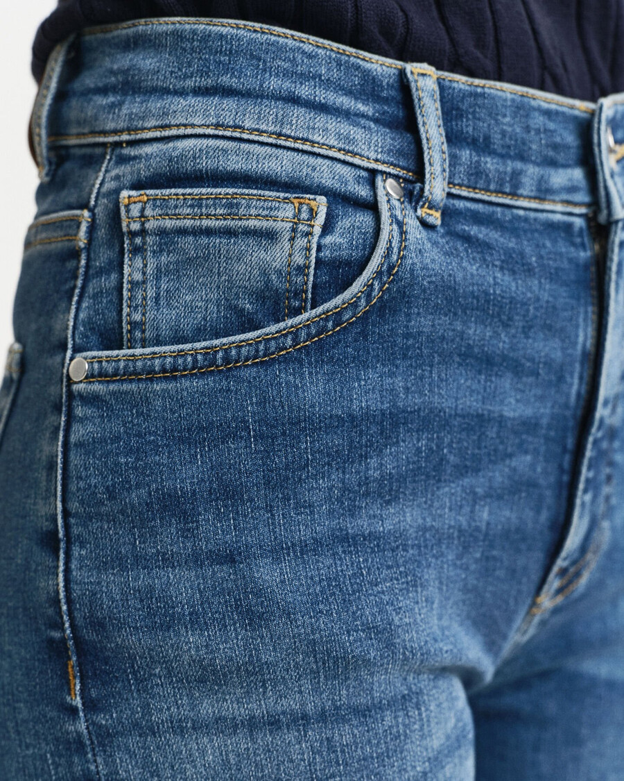 slim fit cropped jeans - middenblauw met een gedragen look.