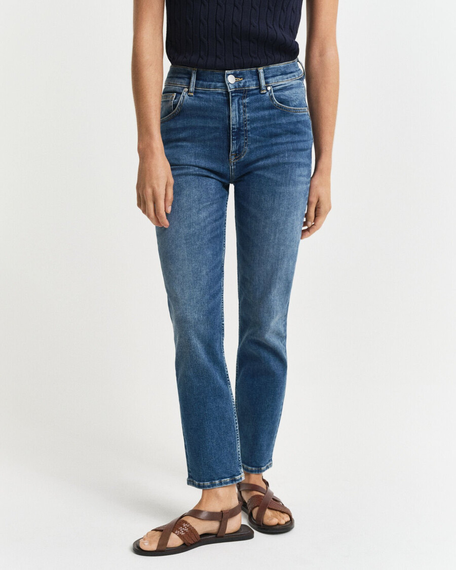 slim fit cropped jeans - middenblauw met een gedragen look.