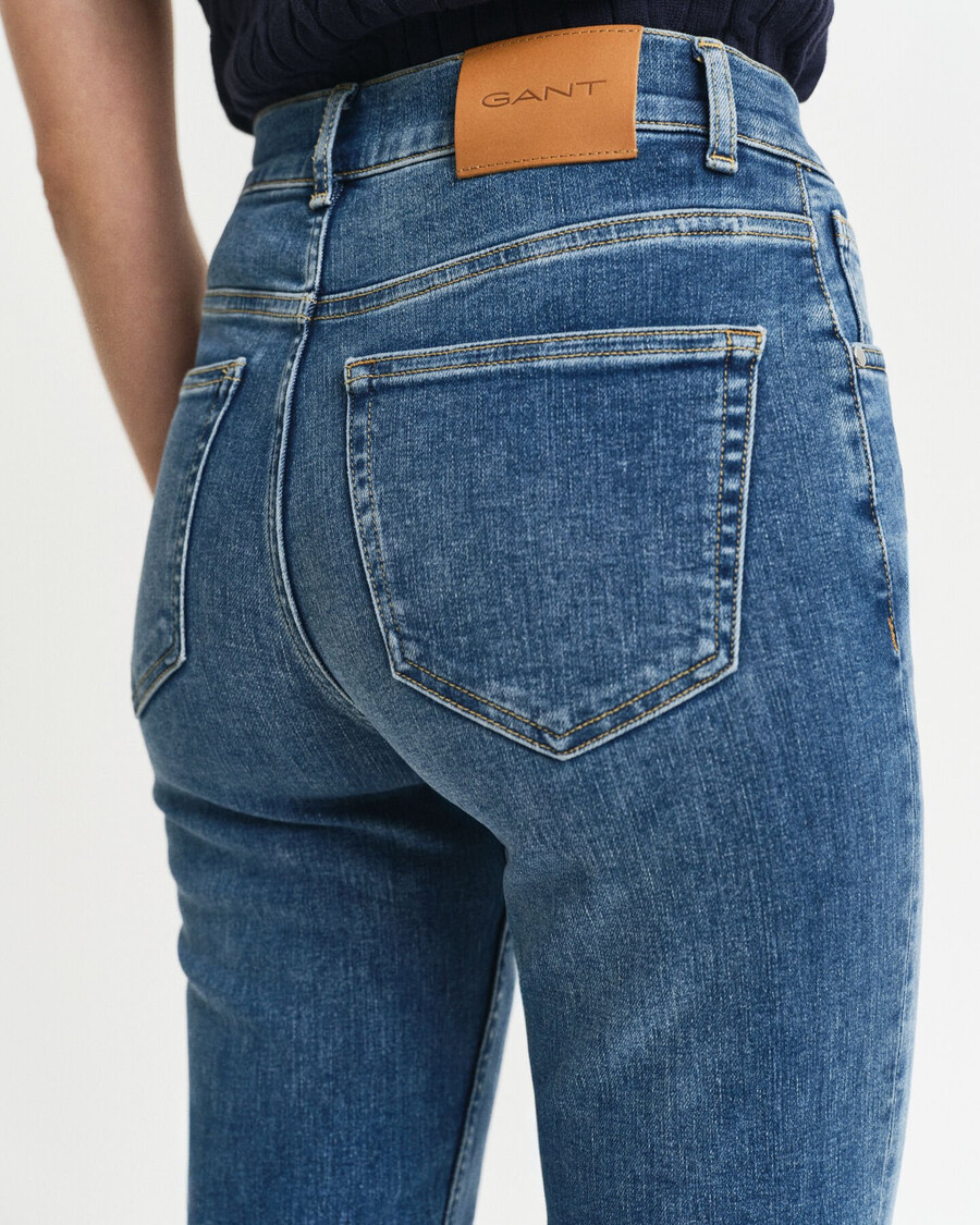slim fit cropped jeans - middenblauw met een gedragen look.