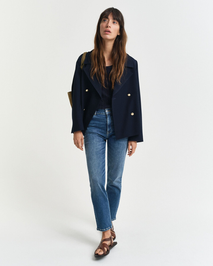 slim fit cropped jeans - middenblauw met een gedragen look.
