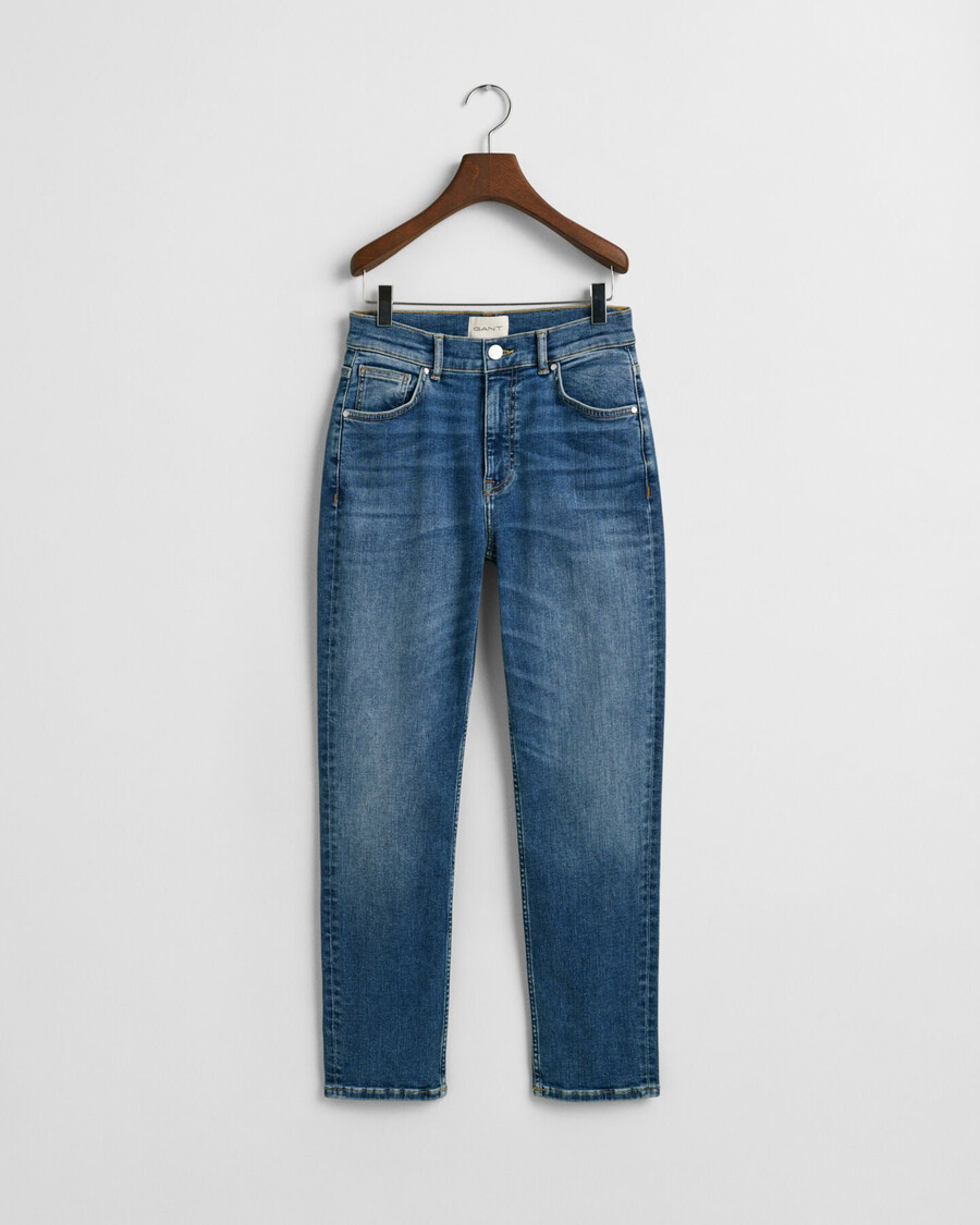 slim fit cropped jeans - middenblauw met een gedragen look.