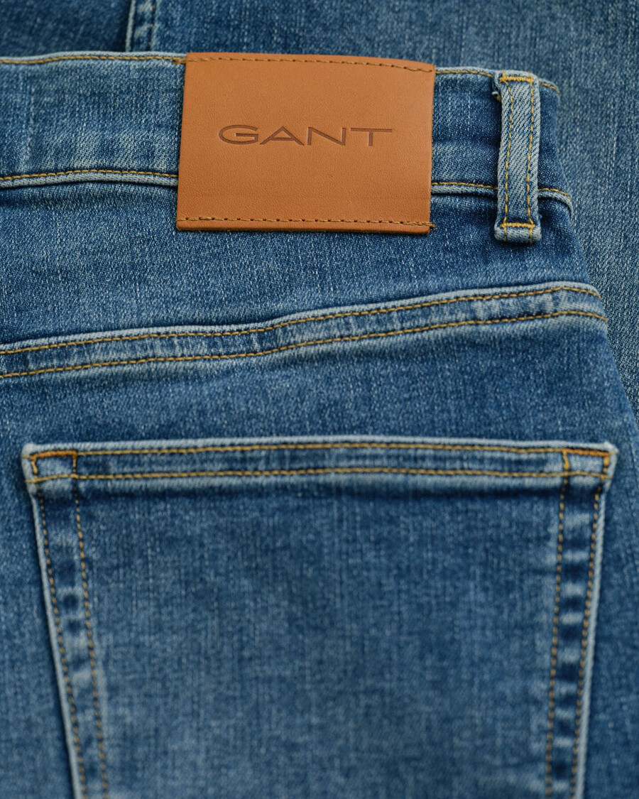 slim fit cropped jeans - middenblauw met een gedragen look.
