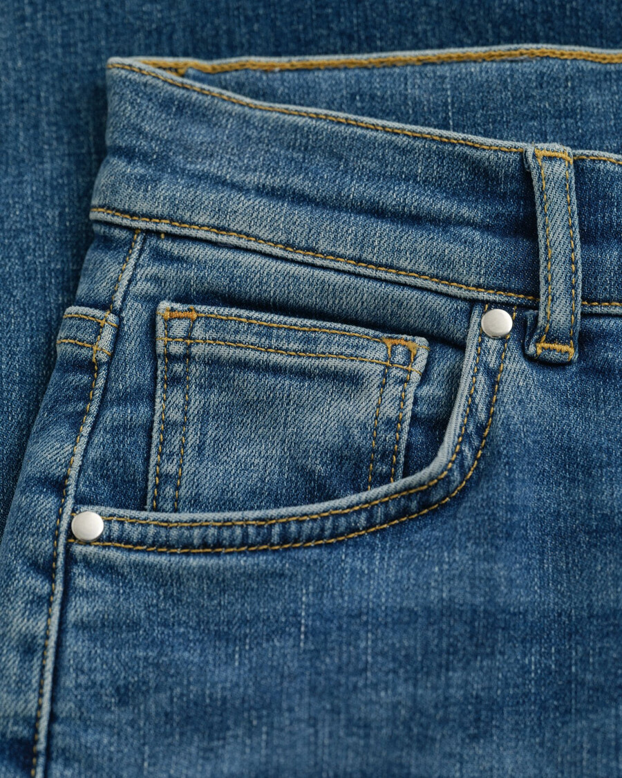 slim fit cropped jeans - middenblauw met een gedragen look.
