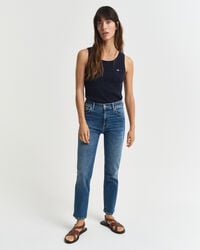 slim fit cropped jeans - middenblauw met een gedragen look.