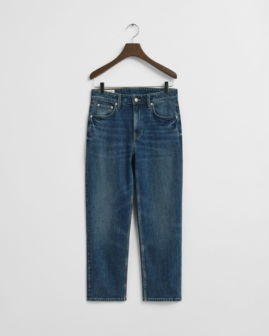 korte rechte stretchjeans - middenblauw ingedragen