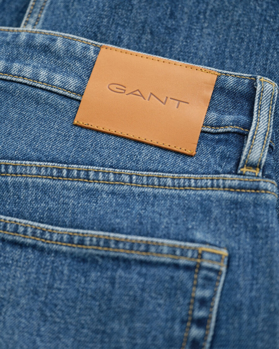 korte rechte stretchjeans - middenblauw ingedragen
