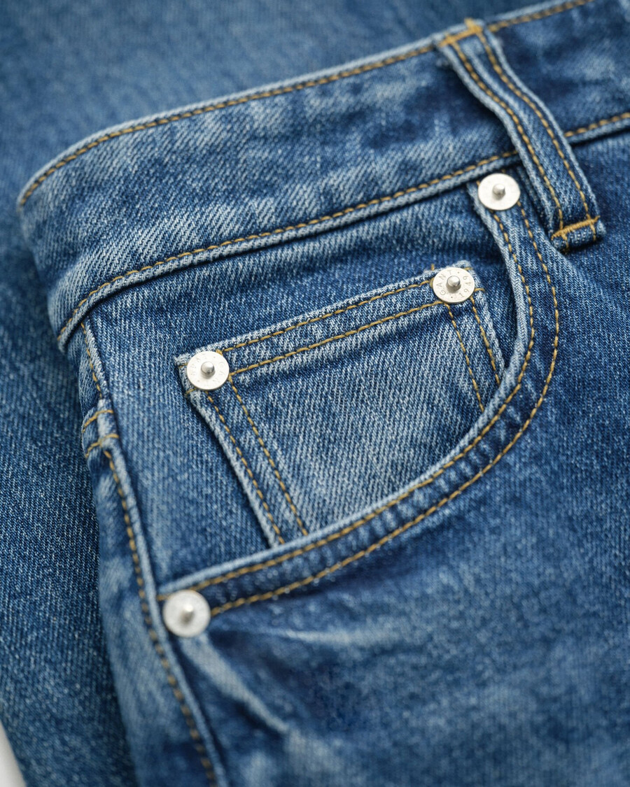 korte rechte stretchjeans - middenblauw ingedragen