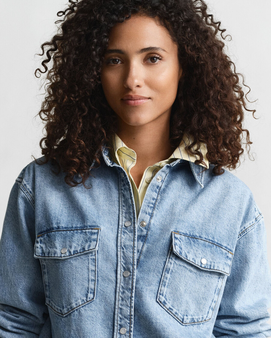 relaxed fit denim overhemd - middenblauw met een verwassen look.