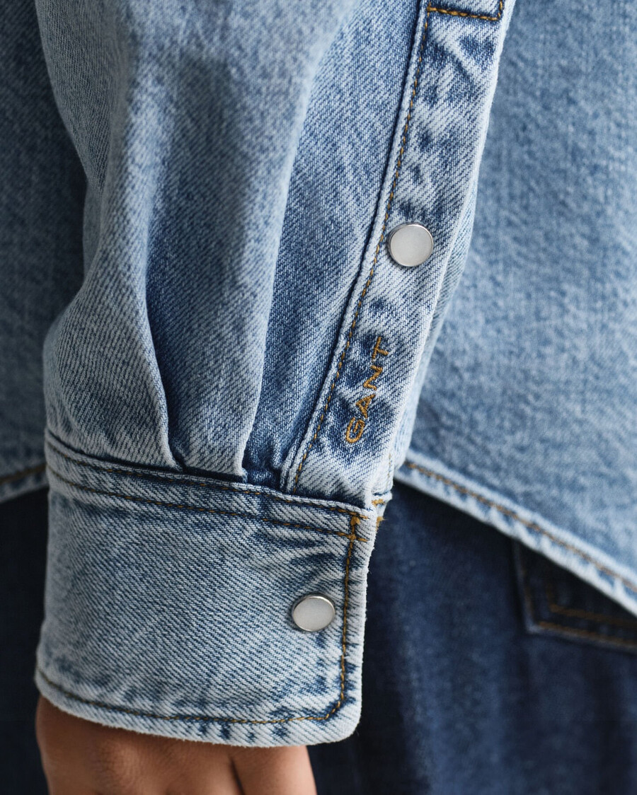 relaxed fit denim overhemd - middenblauw met een verwassen look.