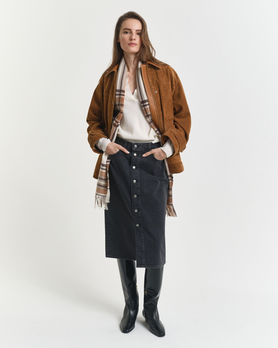 midi-denimrok met knoopjes - zwart ingedragen