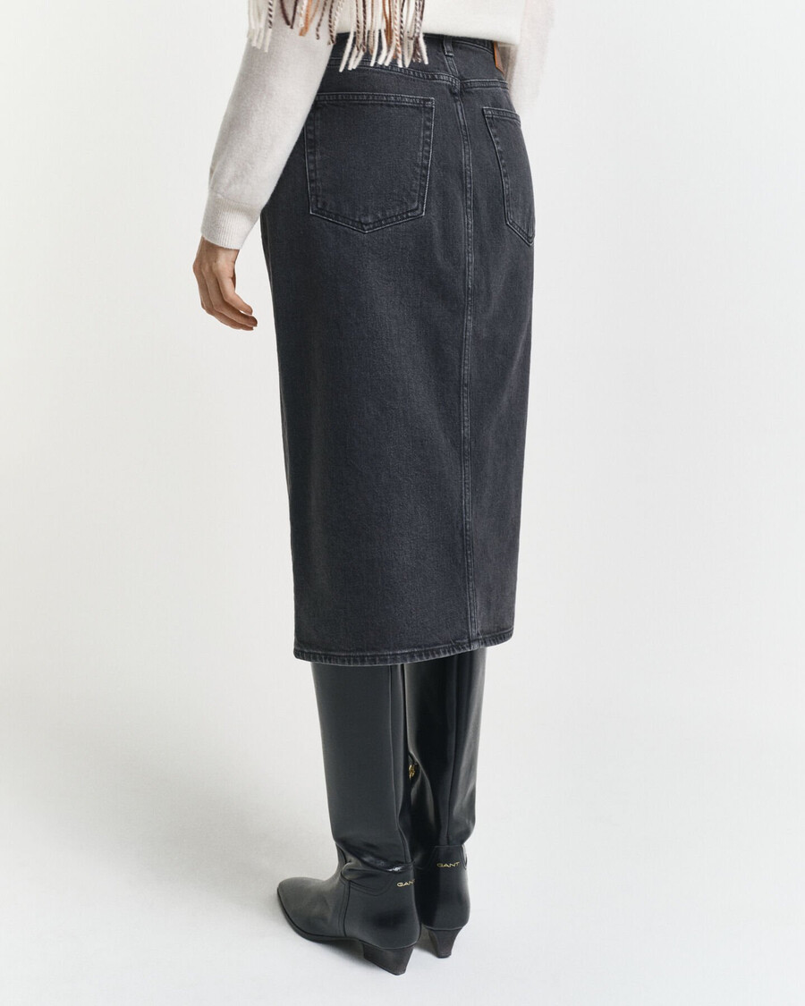 midi-denimrok met knoopjes - zwart ingedragen