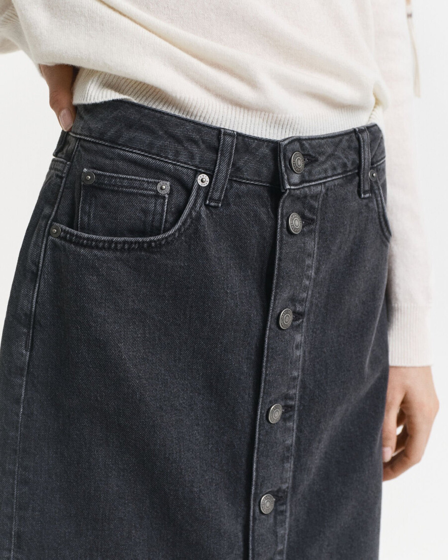 midi-denimrok met knoopjes - zwart ingedragen