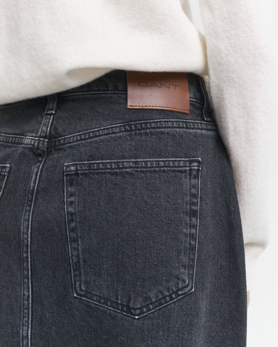 midi-denimrok met knoopjes - zwart ingedragen