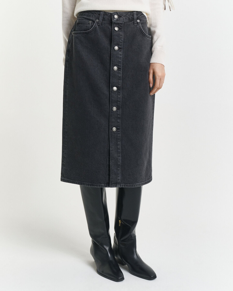 midi-denimrok met knoopjes - zwart ingedragen