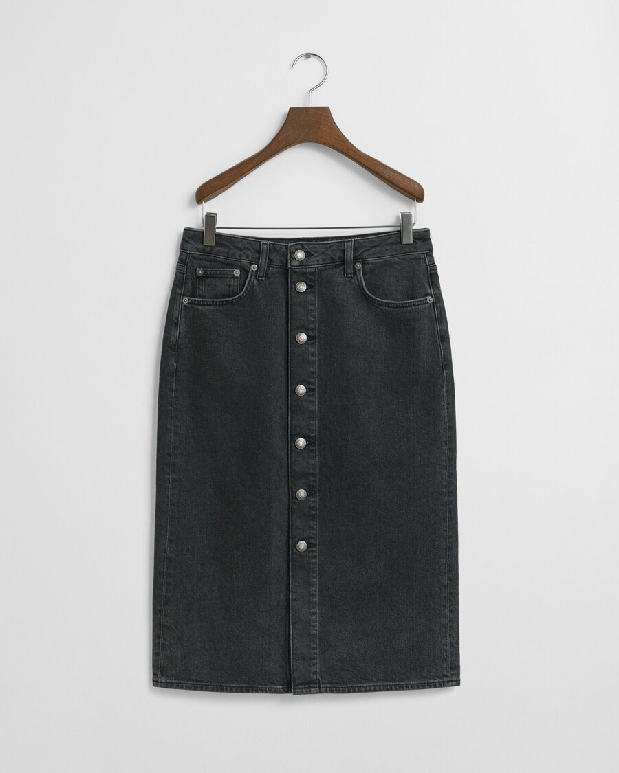 midi-denimrok met knoopjes - zwart ingedragen